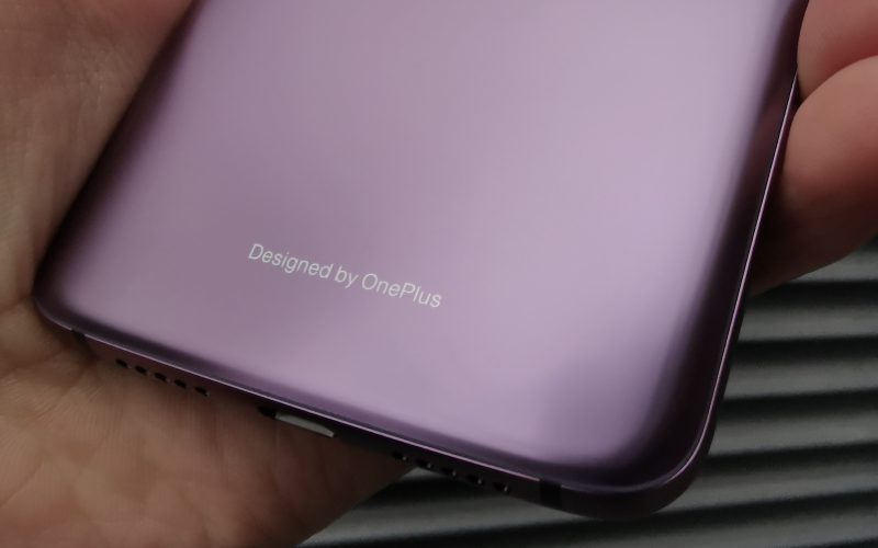 Takapinnasta löytyy Designed by OnePlus -teksti.
