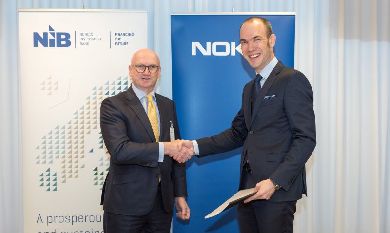 NIB:n toimitusjohtaja Henrik Normann ja Nokian talousjohtaja Kristian Pullola.