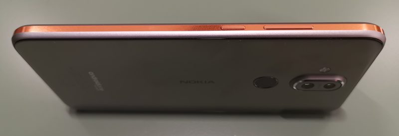 Nokia 7 Plussasta tuttu design-elementti, "kylkinauha", on läsnä myös Nokia 8.1:ssä.