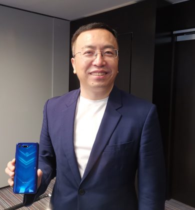 Honorin toimitusjohtaja George Zhao kädessään aiempi View20-älypuhelin.