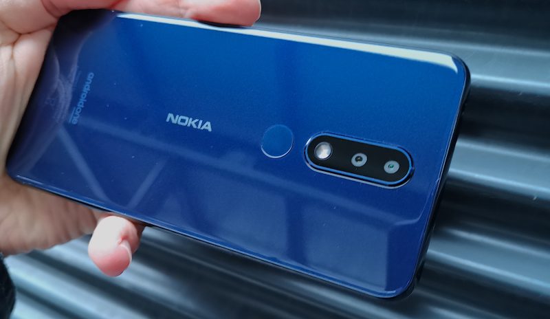 Sininen Nokia 5.1 Plus näyttää eri valaistuksissa varsin erilaiselta. Kädessä puhelin tuntuu kokoonsa nähden keveältä, johon oma vaikutuksensa lienee myös muovin käytöllä.