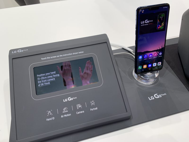 LG G8 ThinQ:n erikoisuus on Hand ID -kämmentunnistus ja Air Motion -eletoiminnot.