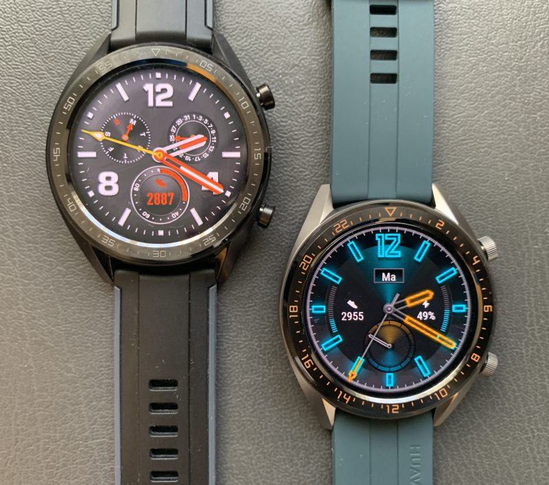 Vasemmalla alkuperäinen Huawei Watch GT, oikealla vihreällä fluoroelastomeerirannekkeella Huawei Watch GT:n uusi Active-versio. Huomaa kellon kehyksessä merkinnät 24 tunnin kellolle.