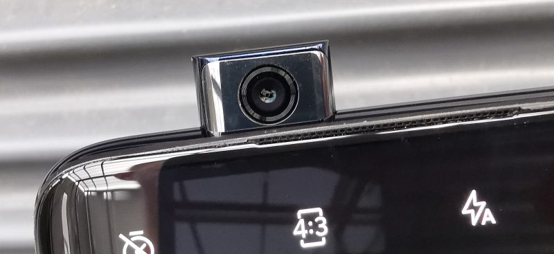 Etukamera nousee esiin tarvittaessa OnePlus 7 Pron yläreunasta.