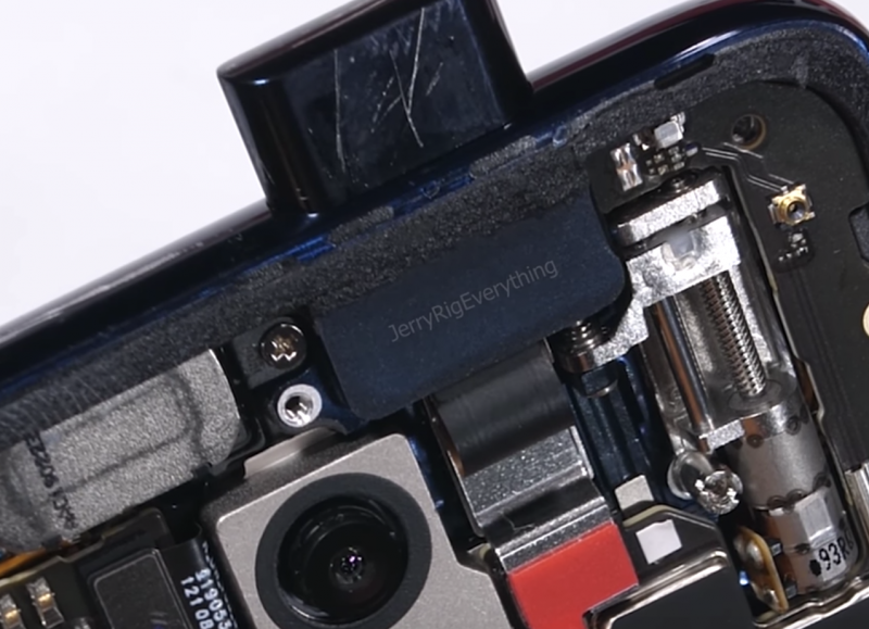 OnePlus 7 Pron esiin nousevan kamera vie melko paljon tilaa laitteen sisältä.