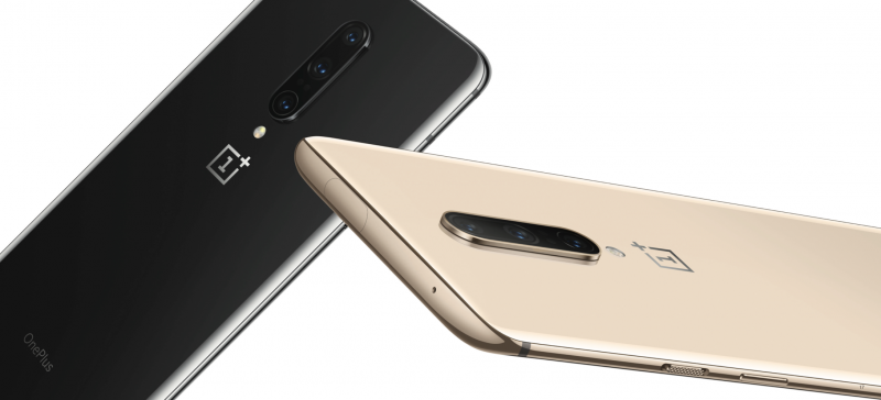 OnePlus 7 Pron tummanharmaa Mirror Gray ja vaalea Almond-väri.