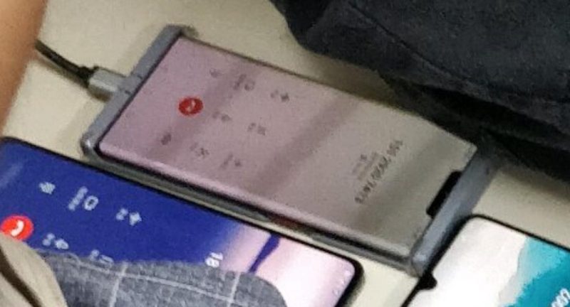Huawei Mate 30 Prohon odotetaan huomattavasti kyljille kaartuvaa näyttöä.