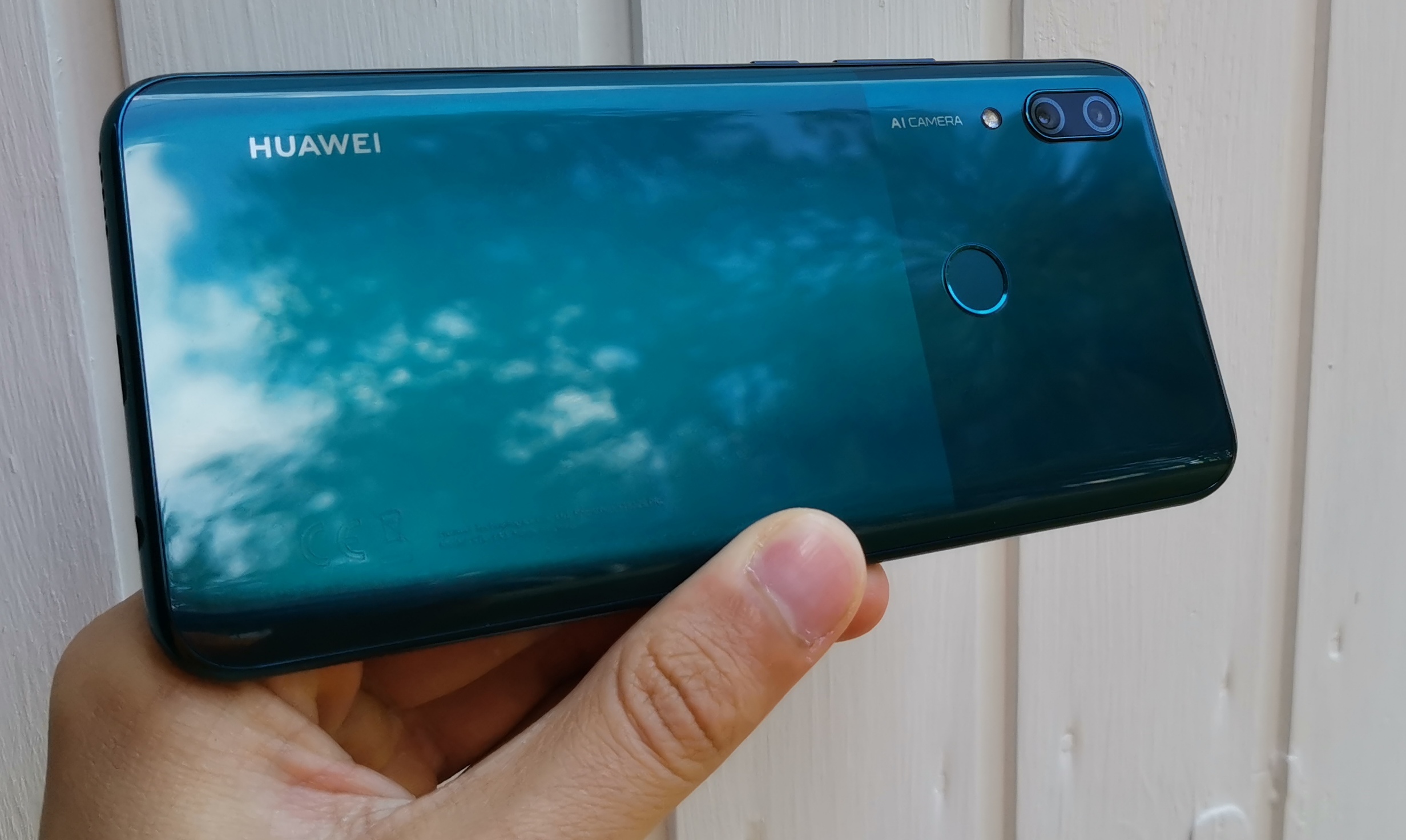 Huawei P Smart Z:n takaosassa on kaksi erisävyistä osiota.