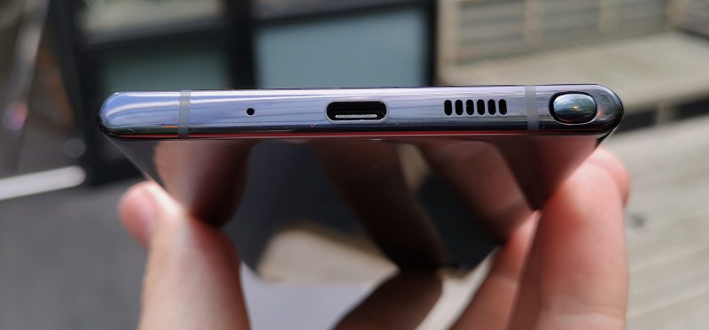 Galaxy Note10 -puhelinten pohjassa ei ole enää 3,5 millimetrin kuulokeliitäntää. Pohjasta löytyvät aukot mikrofonille ja kaiuttimelle, USB-C-liitäntä sekä S Pen -kynän paikka.