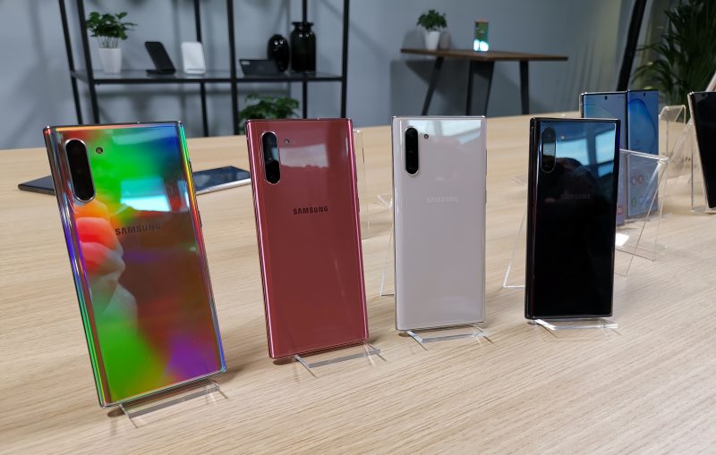 Samsungin Galaxy Note10 -puhelinten värejä. Suomessa ovat toistaiseksi tulossa myyntiin vasemmalla nähtävä Aura Glow ja oikean laidan musta Aura Black -väri.