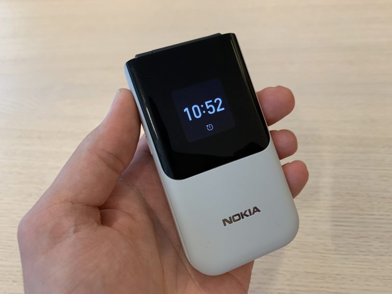 Kansinäytössä Nokia 2720 Flipissä näkyy muun muassa kellonaika ja puhelimen soidessa soittajan tiedot.