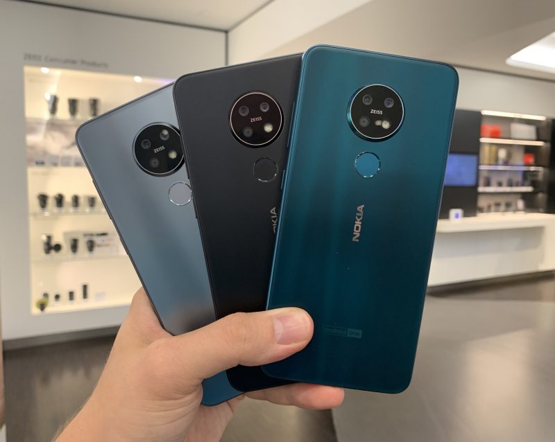 Nokia 7.2:n kolme värivaihtoehtoa. Mattapinta tarjoaa pehmeän ja miellyttävän tuntuman kädessä. Kaikki kolme väriä ovat hillityn tyylikkäitä.