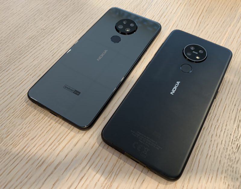 Vasemmalla kiiltäväpintainen Nokia 6.2 ja vasemmalla etualalla mattapintainen Nokia 7.2.