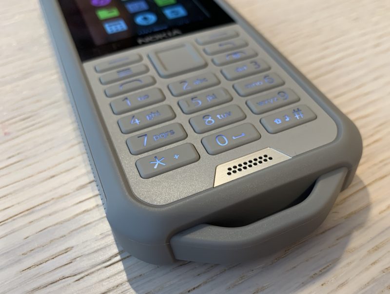 Nokia 800 Toughin alareunassa on vankka pidike, jonka läpi voi sujauttaa esimerkiksi kantohihnan.
