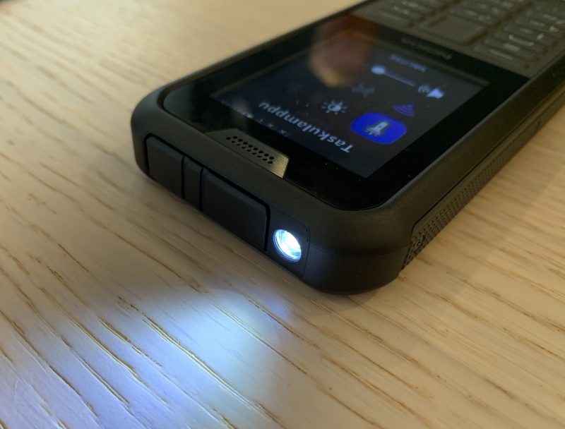 LED-taskulamppu kuuluu Nokia 800 Toughin varustukseen.
