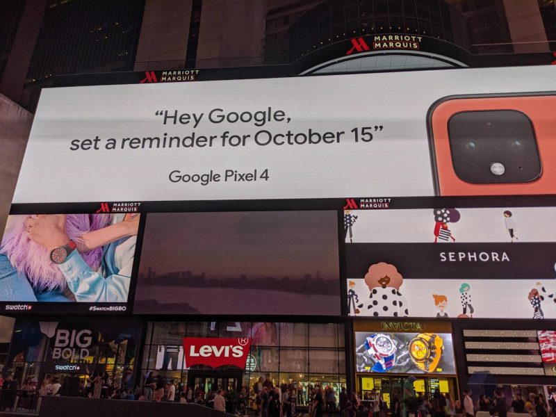 Google vahvisti Pixel 4:n oransisn värin mainoksessaan Times Squarella. Kuva: <a href="https://old.reddit.com/r/GooglePixel/comments/d5c6v8/im_in_times_square_and_theres_a_pixel_4/">Reddit-käyttäjä LoysyTX</a>.