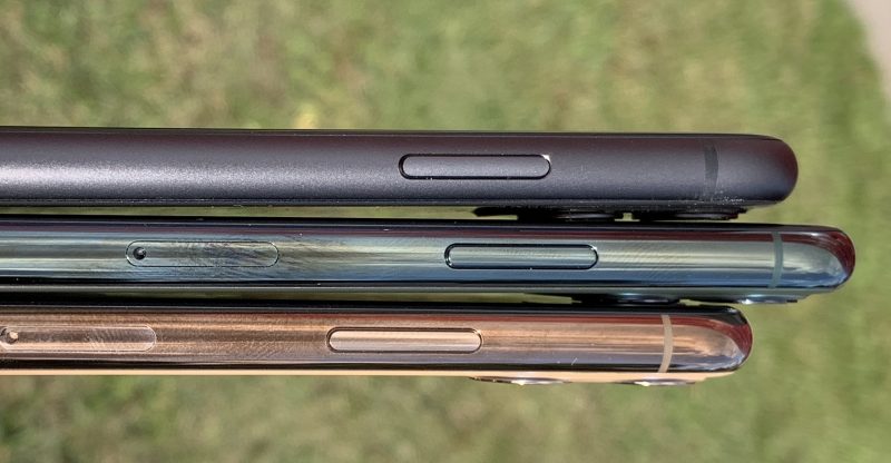 iPhone 11 (ylimpänä kuvassa) on kyljiltään alumiinia, Pro-mallit ruostumatonta terästä.