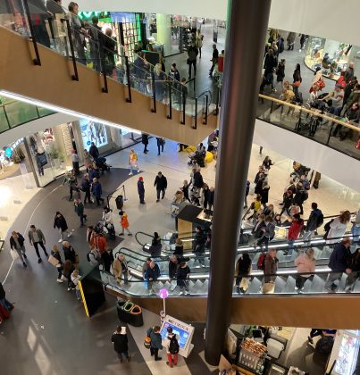 Mall of Triplassa riitti kuhinaa avajaispäivänä torstaina.