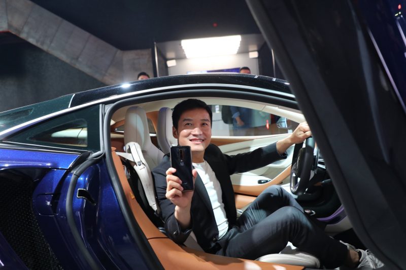 OnePlussan toimitusjohtaja Pete Lau kädessään uusi OnePlus 7T Pro McLaren Edition.