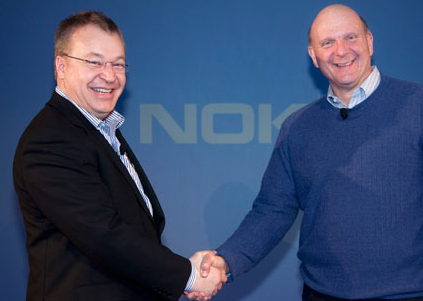 Nokian entinen toimitusjohtaja Stephen Elop ja Microsoftin Steve Ballmer parisen vuotta sitten yhteistyösopimuksen julkistuksessa