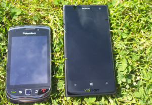 Nokian EOS BlackBerry-puhelimen vieressä ViziLeaksin julkaisemassa kuvassa
