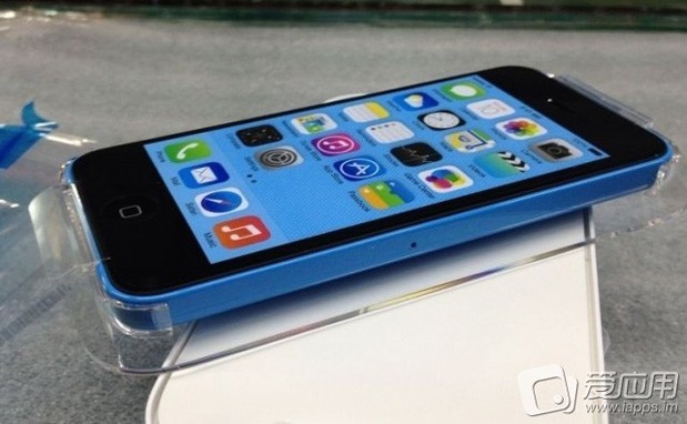 Apple iPhone 5C sinisenä värivaihtoehtona iapps.im:n julkaisemassa kuvassa
