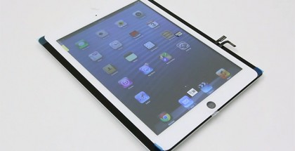 Tulevan viidennen sukupolven iPadin etupaneeli nykyisen 4. sukupolven mallin päällä aiemmin vuotaneessa kuvassa