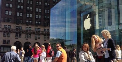 iPhone 5S/5C -jono Applen New Yorkin Fifth Avenuen Storen edessä