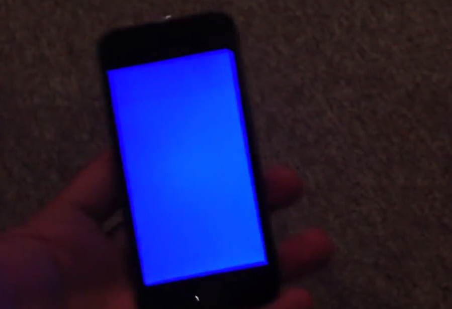 Загорается экран смартфона. Синий экран. Синий экран на телефоне. Синий экран на айфоне. Хонор смартфон синий экран.