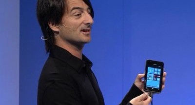 Joe Belfiore aikanaan esittelemässä Windows Phone -puhelinta.