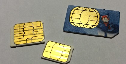 Vanha iso SIM-kortti, keskikokoinen micro-SIM sekä joukon pienin, nano-SIM.