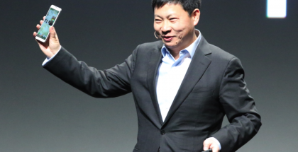 Huawei-pomo Richard Yu esittelemässä uutuuslaitetta CES-messuilla