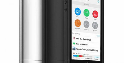 Mophie Space Pack liitettynä iPhone 5s:ään tummana ja vaalena värivaihtoehtoina