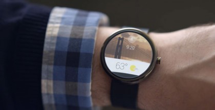 Kuvankaappaus Googlen Android Wear -esittelyvideolta konseptilaitteesta