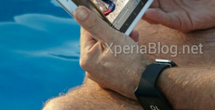 Kuvassa oletetusti Xperia Z3 Tablet Compact sekä uusi älykello