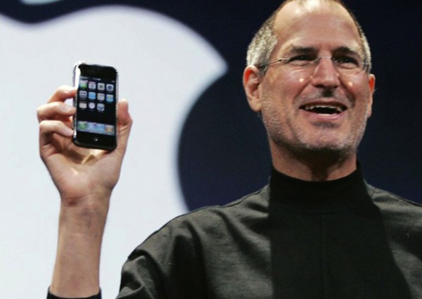 Steve Jobs ja alkuperäinen iPhone tammikuussa 2007.