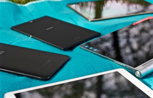 Erilaiset tabletit soveltuvat erilaisiin viihdetarpeisiin. Esimerkiksi oikean reunan Lenovo on hyvä videoiden katseluun pöydän ääressä. Pienet laitteet taas sopivat mainiosti e-kirjojen lukemiseen, yläkulman Tab S tarjoaa värikkään näytön ja etualan iPad pyörittää sovelluksia rivakasti.