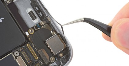 iPhone 6s:n reunusta kiertää liimapintainen tiiviste.