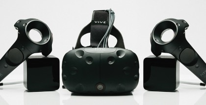 HTC Vive -virtuaalilasit ja ohjaimet.