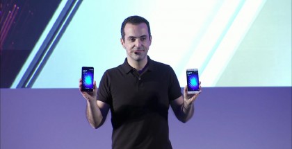 Hugo Barra esittelemässä Xiaomi Mi 5 -älypuhelinta MWC:ssä.