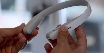 Sonyn Concept N -kuulokeprototyyppi soittaa musiikin suoraan kaulalta käyttäjän korviin.
