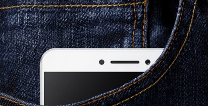 Xiaomi Mi Max -jättipuhelin kurkkaa farkuntaskusta.