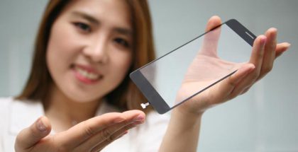 LG Innotek yhdisti sormenjälkitunnistimen puhelimen etupuolta suojaavaan lasipaneeliin.