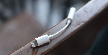 Kuvassa väitetty Applen Lightningin-liitännän ja 3,5 millimetrin kuulokeliitännän adapteri.