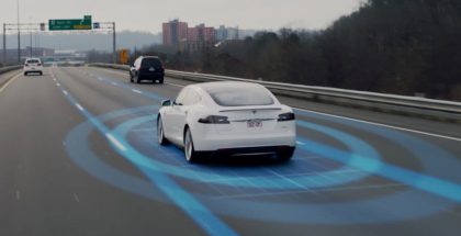 Teslan Autopilot toimii suuremmilla teillä, ei vielä kaupunkikeskustoissa ja pikkukujilla.