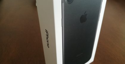 Mustan iPhone 7:n myyntipakkaus.
