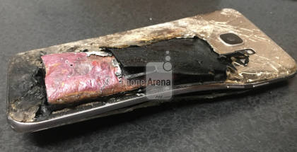 Viimeisimmässä tapauksessa räjähtänyt Galaxy S7 edge PhoneArenan kuvassa.