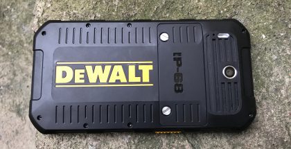 Takana näyttävä DeWalt-logo sekä muistutus myös IP68-luokitellusta veden- ja pölynkestävyydestä.