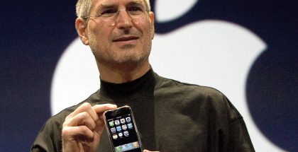 Applen perustaja Steve Jobs esittelemässä ensimmäistä iPhonea vuonna 2007.