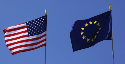 Yhdysvaltojen ja EU:n liput.